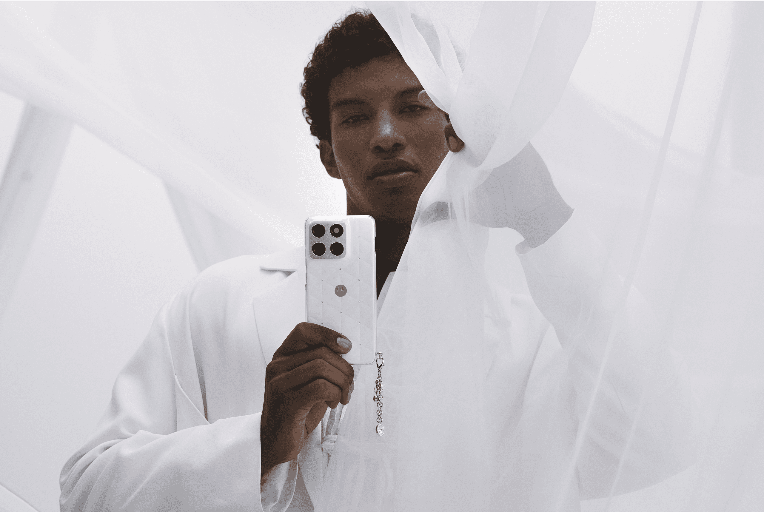 Motorola presenta el motorola edge 70 en Costa Rica junto a su versión especial Cloud Dancer con cristales Swarovski